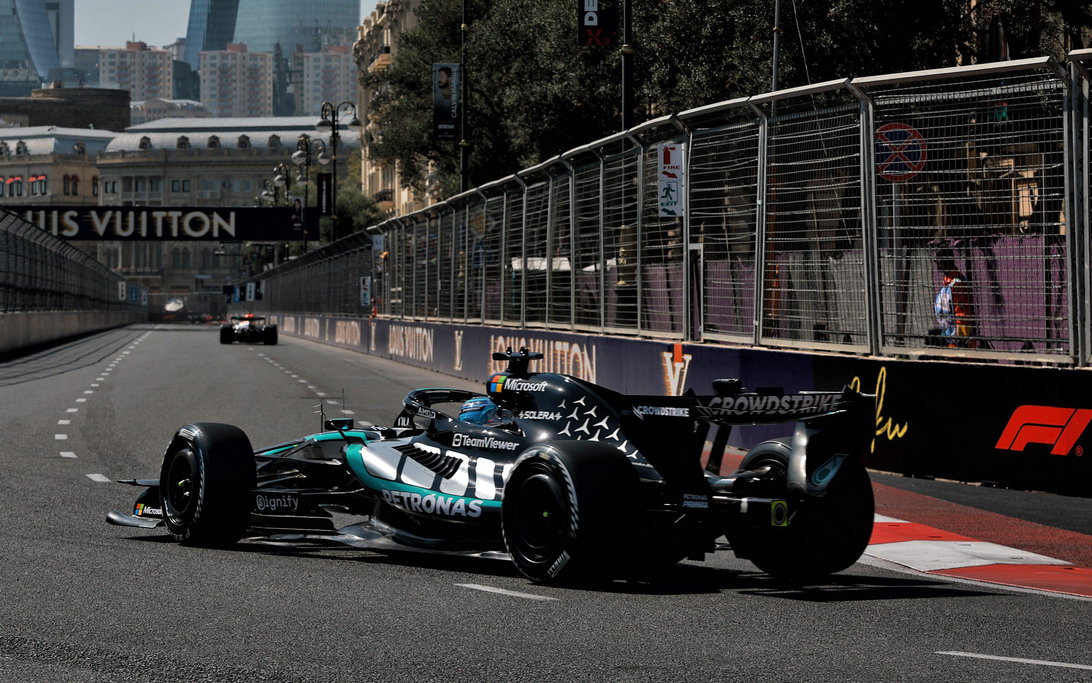 George Russell domina l'FP1 di Baku: sessione breve e fumosa per Antonelli
