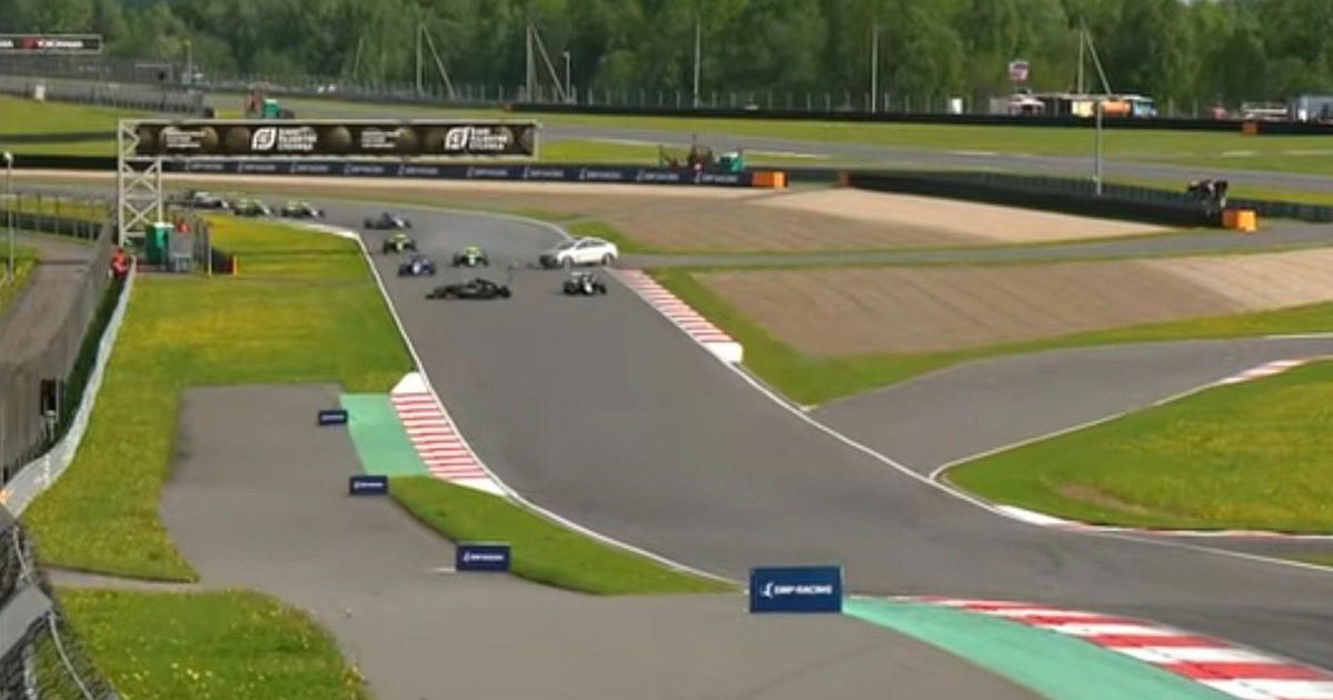 Safety Car causes crash in ridiculous and dangerous incident