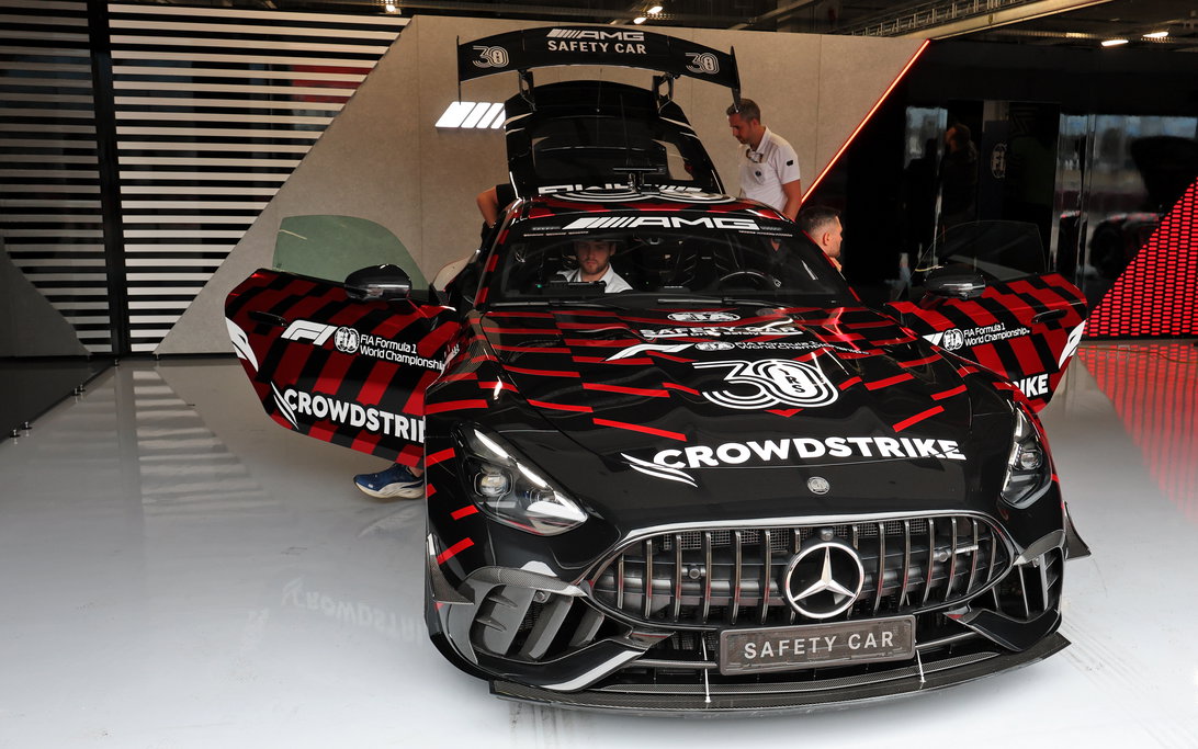 Mercedes svela la nuova AMG GT 63 PRO: l'auto di sicurezza per i 30 anni in F1