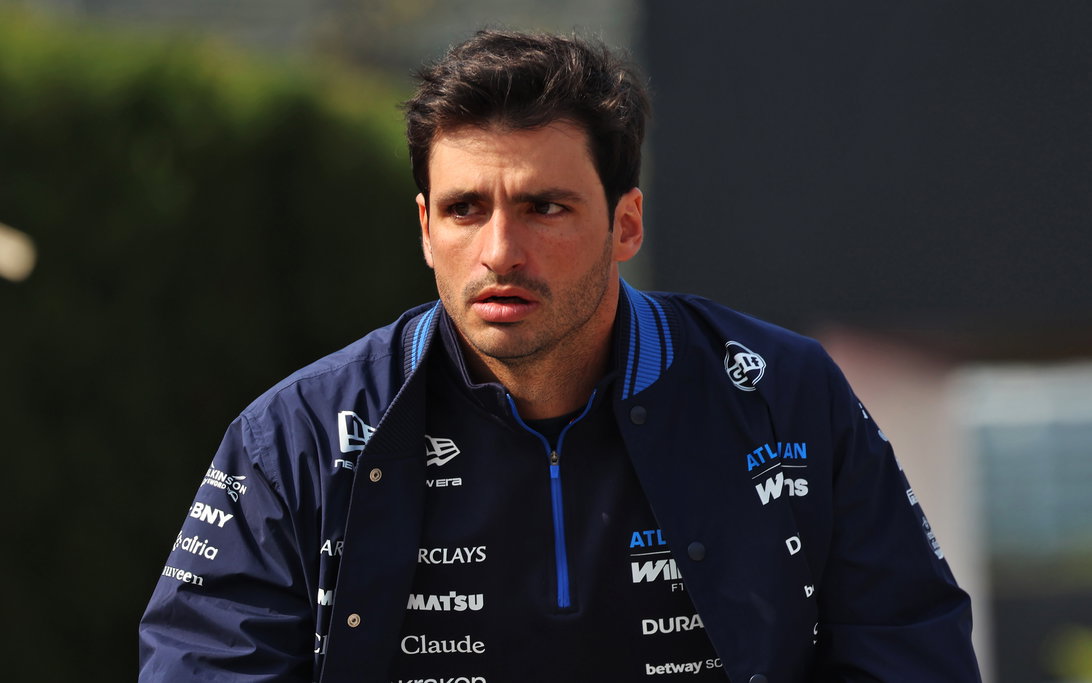 Sainz insta a la FIA a priorizar la opinión de los pilotos sobre la de los equipos en la revisión de las normas de 2026