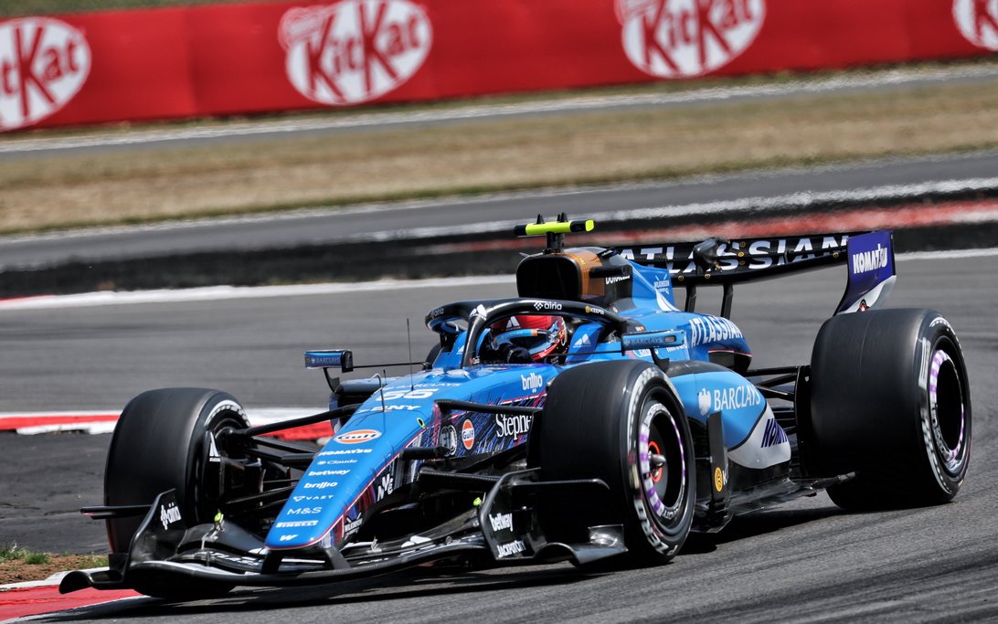 Carlos Sainz punito con raro 'giro di penalità' per errore sotto Safety Car al GP di Gran Bretagna