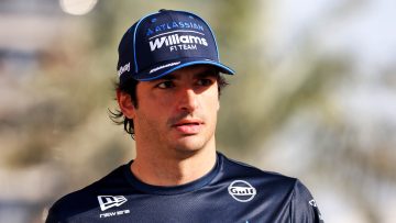 Sainz experimenteert met nieuwe helm