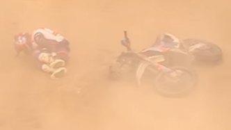 Dakar-coureur breekt enkel in angstaanjagende crash