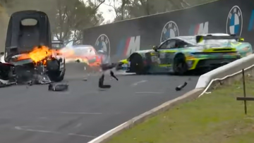 Leidende Mercedes veroorzaakt zware crash na botsing met stilstaande Porsche