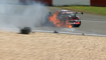 Coureur komt goed weg tijdens bizarre en levensgevaarlijke botsing op de Nürburgring