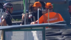 Video: Emotionele Bezzecchi biedt excuses aan aan geslagen marshal