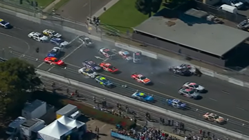 Zware crash zorgt voor massale kettingbotsing in NASCAR-race