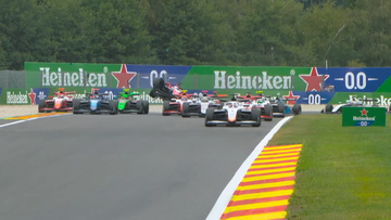 F3-coureurs blameren zich met bizarre kettingbotsing in kwalificatie