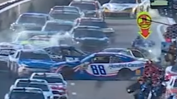 Video: Pitstraat verandert in slagveld door crash tijdens NASCAR-race