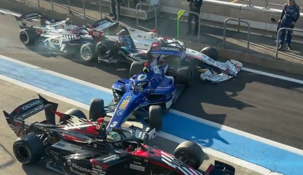 Pit lane pile up Super Formula