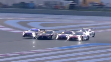 Team Verstappen zoekt de limiet op met gewaagde inhaalactie