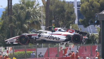 Bearman crasht fors in slotfase derde training Monaco