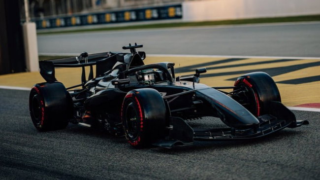 			© F1
	