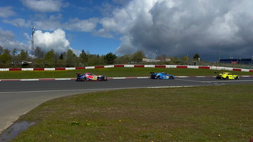 Sterke Verstappen vliegt naar leiding na spannend gevecht op Nordschleife