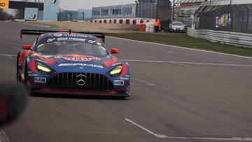 Verstappen voltooit huzarenstukje met dominante zege in NLS2