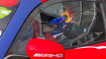 Verstappen reageert op imposante poleposition voor NLS-race