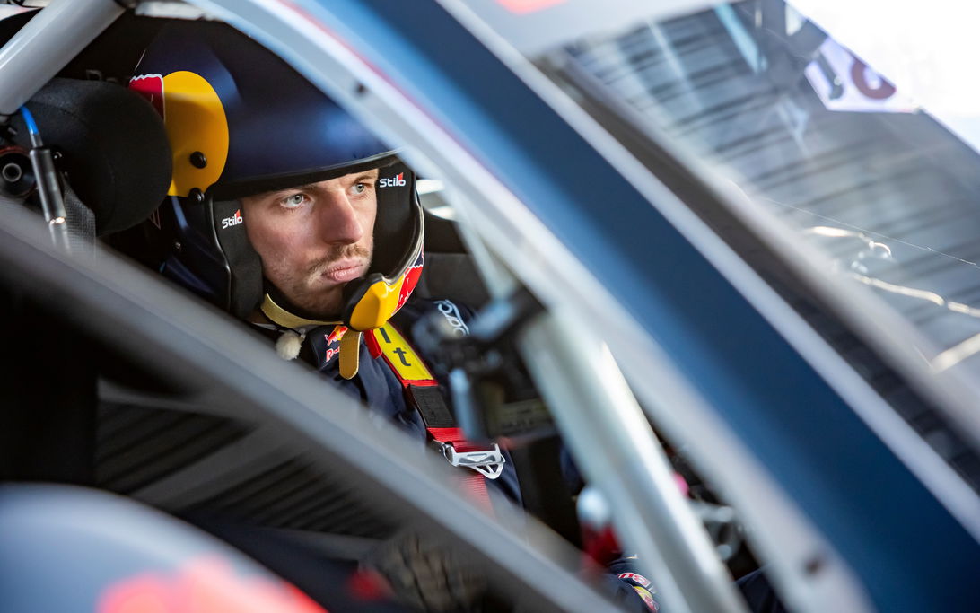 Verstappen old school vs. new school challenge Lindblad Red Bull