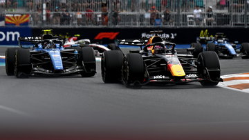 Verstappen-kritiek Sainz zorgt voor hilariteit: "Neem me niet kwalijk"