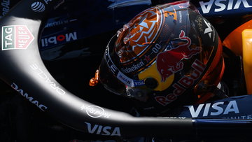 Video: Analytische Verstappen kalm via boordradio na crash: "Knieën gestoten, komt wel goed"