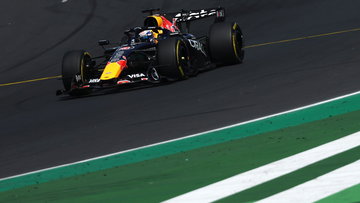 Verstappen geeft Hamilton koekje van eigen deeg met cynische duim