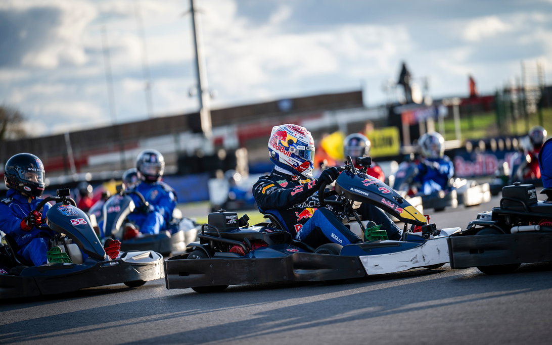 Verstappen in 'Max vs 100'