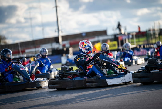 Verstappen in 'Max vs 100'