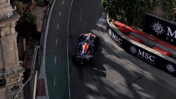 Verstappen maakt indruk achter ongenaakbaar Mercedes in Baku