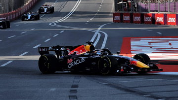 Fenomenale Verstappen doet bijna het onmogelijke in Baku