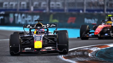 Verstappen en Hamilton raken elkaar bij zinderende start in Miami