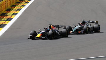 Strijdende Verstappen zakt erdoorheen in chaotische sprintrace Silverstone
