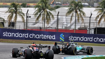 Verstappen grapt over strijd met Mercedes: "Dat hadden ze wel nodig!"