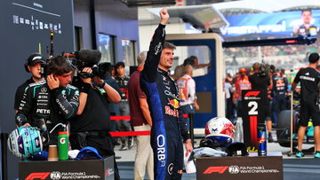 Stralende Verstappen reageert op Red Bull-mijlpaal