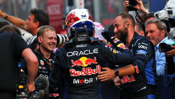 Ontketende Verstappen feest erop los met Red Bull-monteurs