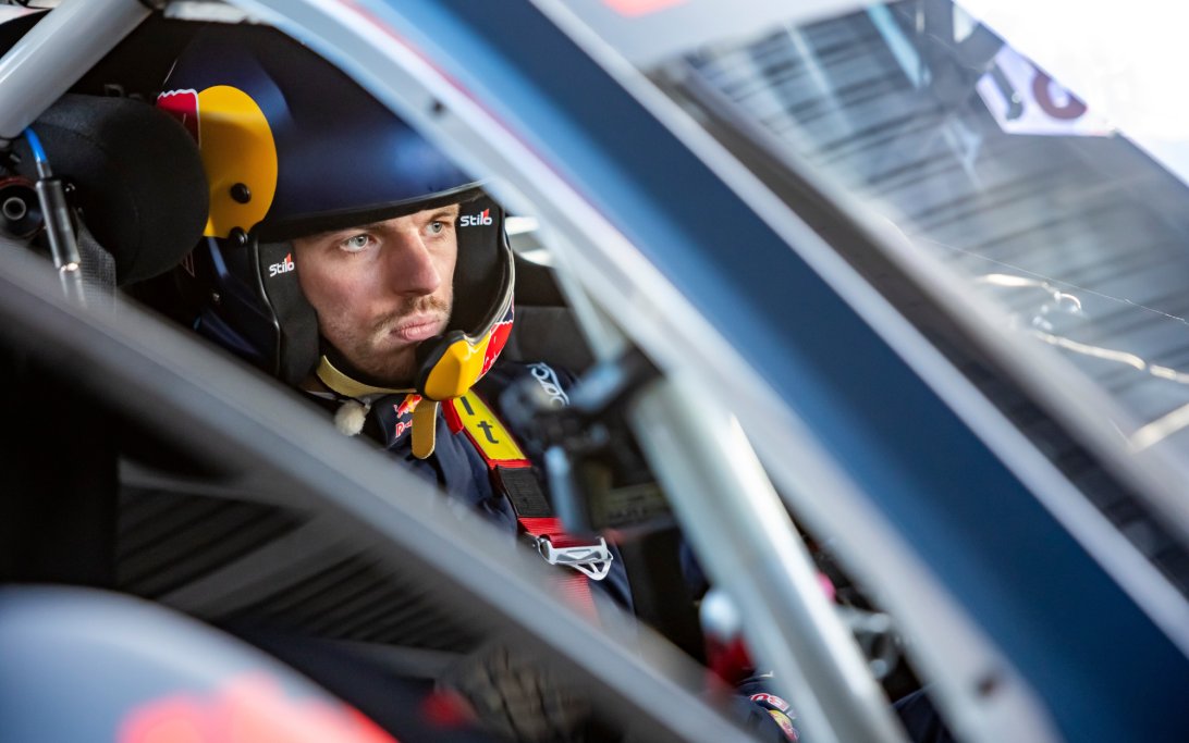 Verstappen old school vs. new school challenge Lindblad Red Bull