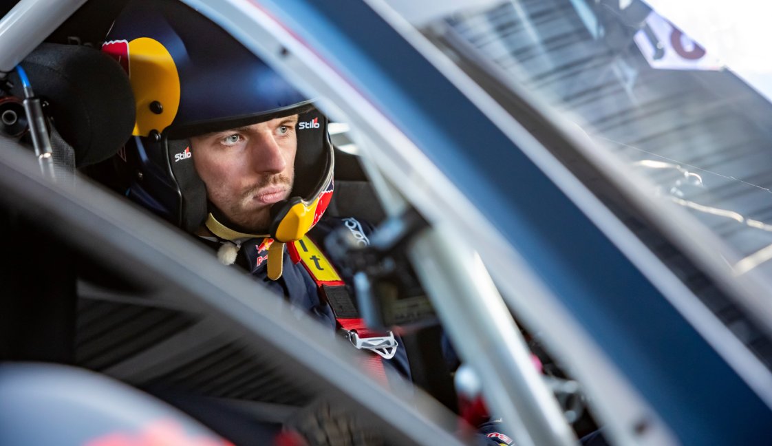 Verstappen old school vs. new school challenge Lindblad Red Bull