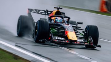 Hadjar crasht met Red Bull, Verstappen staat boven- én onderaan in Barcelona