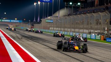 Red Bull en Mercedes schieten uit startblokken, Aston Martin zakt compleet door het ijs
