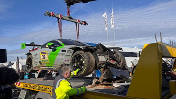 Zware crash Aston Martin veroorzaakt lange rode vlag op Nordschleife