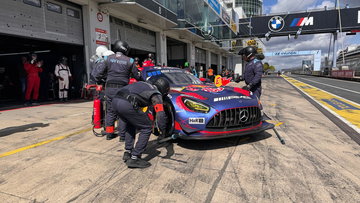 Video: Verstappen haalt auto in bij ingang pitstraat