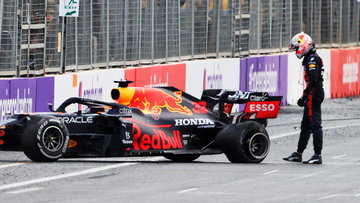Verstappen crasht na levensgevaarlijke klapband in Bakoe - terugblik