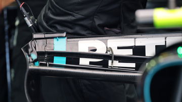 Mercedes valt op met innovatieve achtervleugel