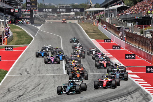 George Russell (GBR) Mercedes AMG Formula One Team W17 leads at the start of the race.
14.06.2026. Formula 1 World Championship, Rd 7, Barcelona-Catalunya Grand Prix, Barcelona, Spain, Race Day.
- www.xpbimages.com, EMail: requests@xpbimages.com © Copyright: Rew / XPB Images