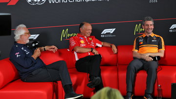 Schumacher kritisch op Stella én Briatore na vuurwerk in persconferentie