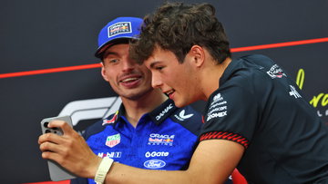 Verstappen dolt met Bearman: "Als het regent, is het nat!"