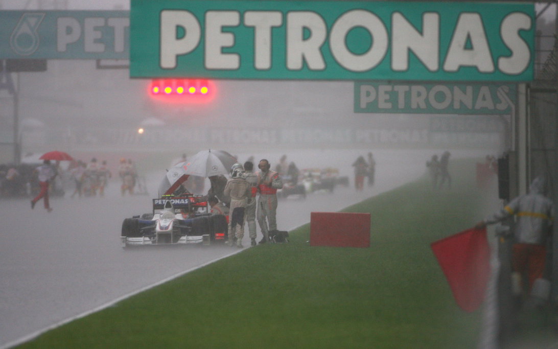 2009年マレーシアGP、集中豪雨による歴史的な中断とバトンの隠された危機