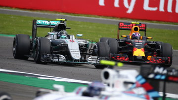 Piepjonge Verstappen laat Brundle sprakeloos met 'absurde' inhaalactie: "Wat?!" - terugblik