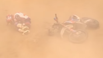 Dakar-coureur breekt enkel in angstaanjagende crash