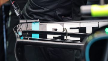 Mercedes valt op met innovatieve achtervleugel