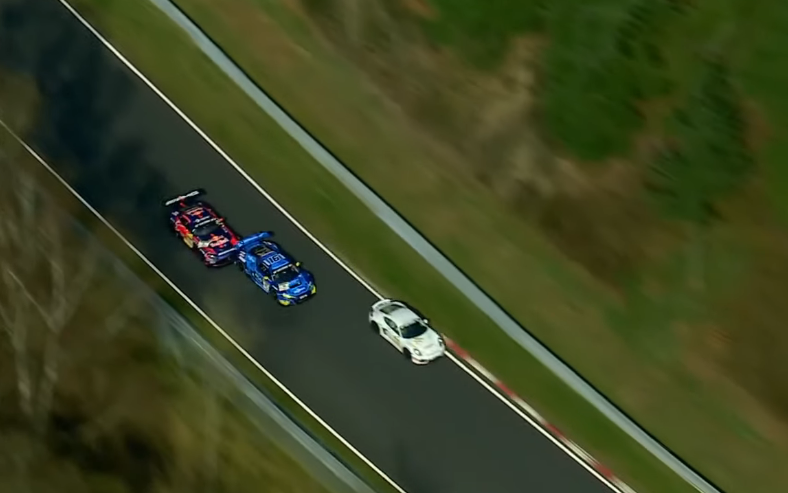 Verstappen libra una batalla por el liderato en el dramático inicio de la NLS2 en Nürburgring