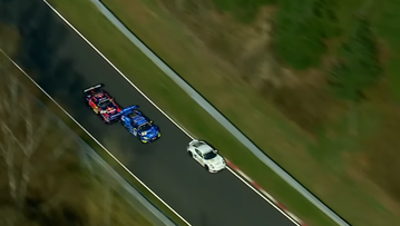 Verstappen geeft stuur over na spectaculair gevecht om leiding